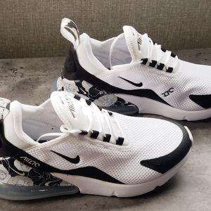 Womens 7.5 Nike air max 270 shoes